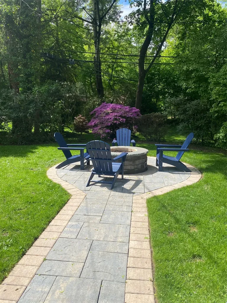 46 Wensley Drive Great Neck NY 11021