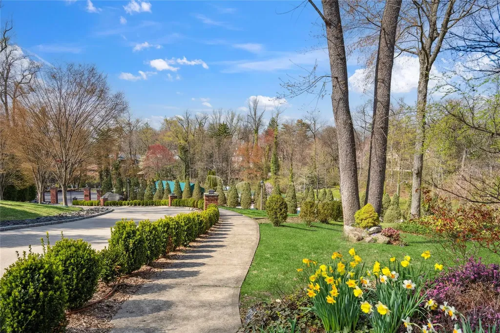 46 Wensley Drive Great Neck NY 11021
