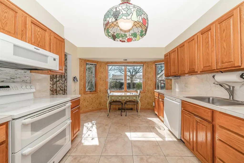 2098 Bit Path Seaford NY 11783