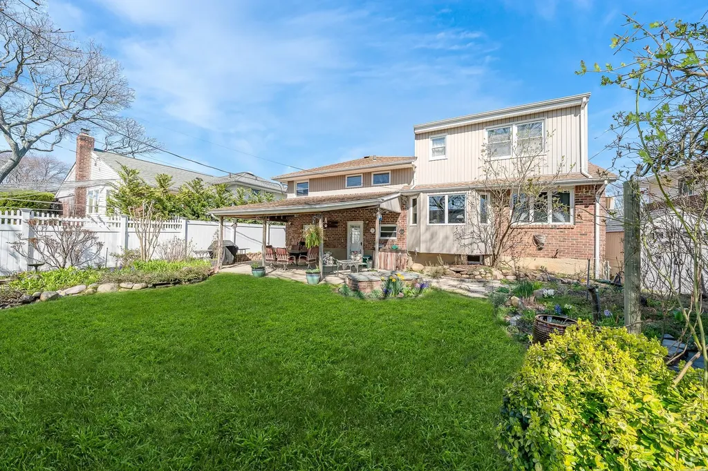 2098 Bit Path Seaford NY 11783