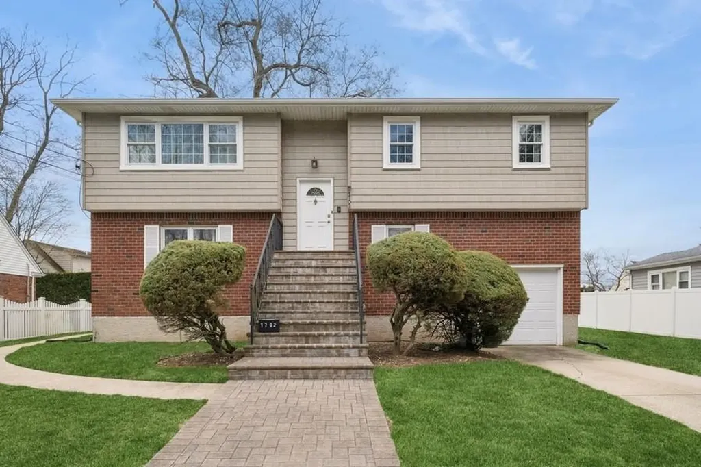 1702 Lakeview Avenue Seaford NY 11783