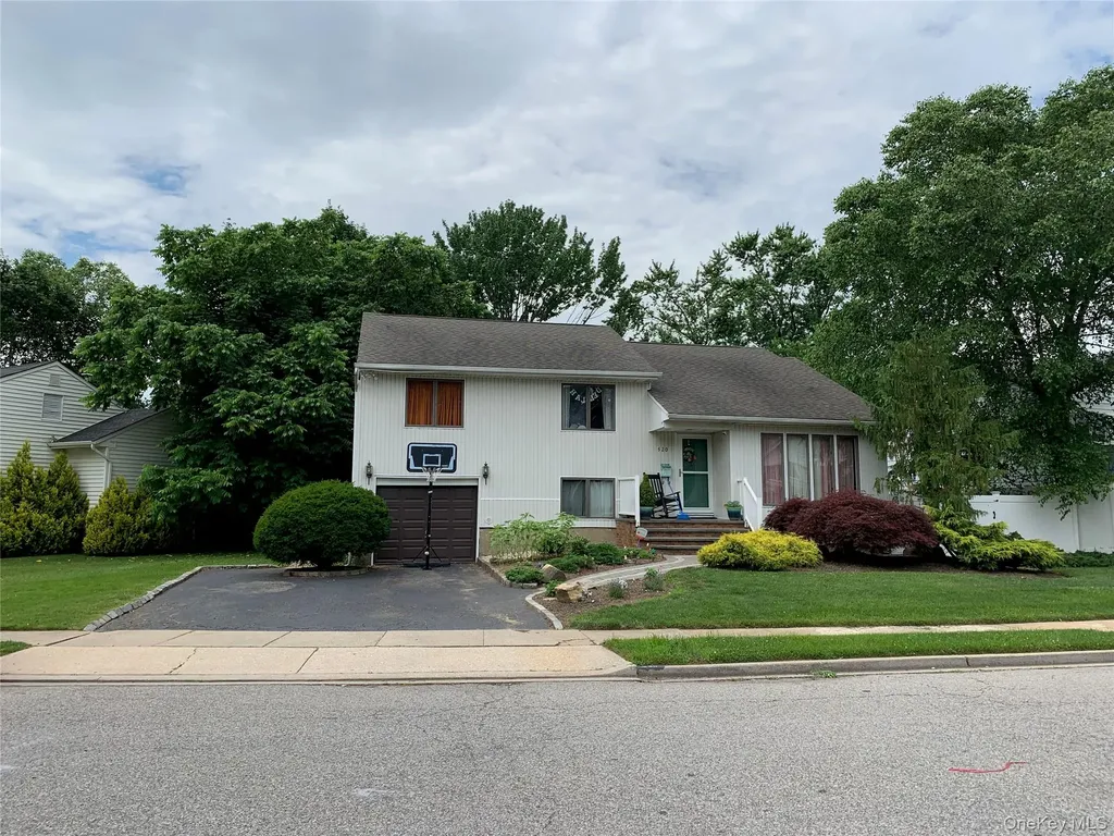 520 Ann Lane Wantagh NY 11793
