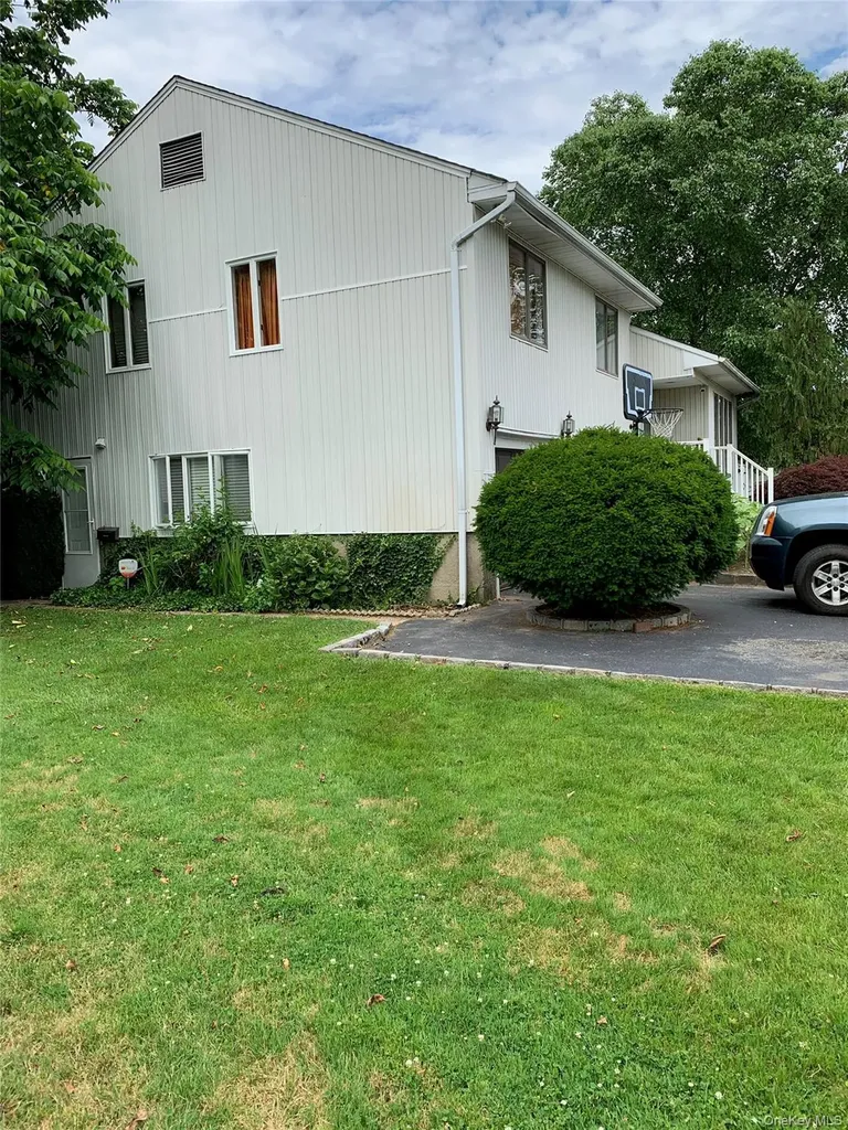 520 Ann Lane Wantagh NY 11793