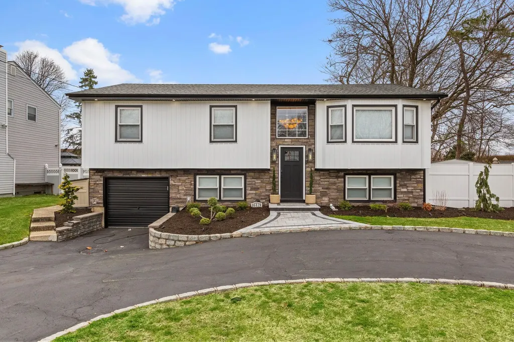 682 Carlls Path Deer Park NY 11729