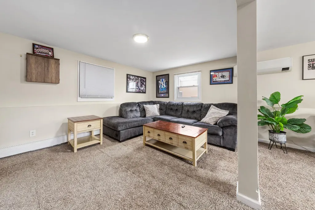 682 Carlls Path Deer Park NY 11729