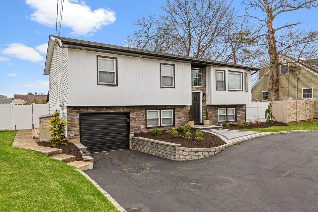 682 Carlls Path Deer Park NY 11729