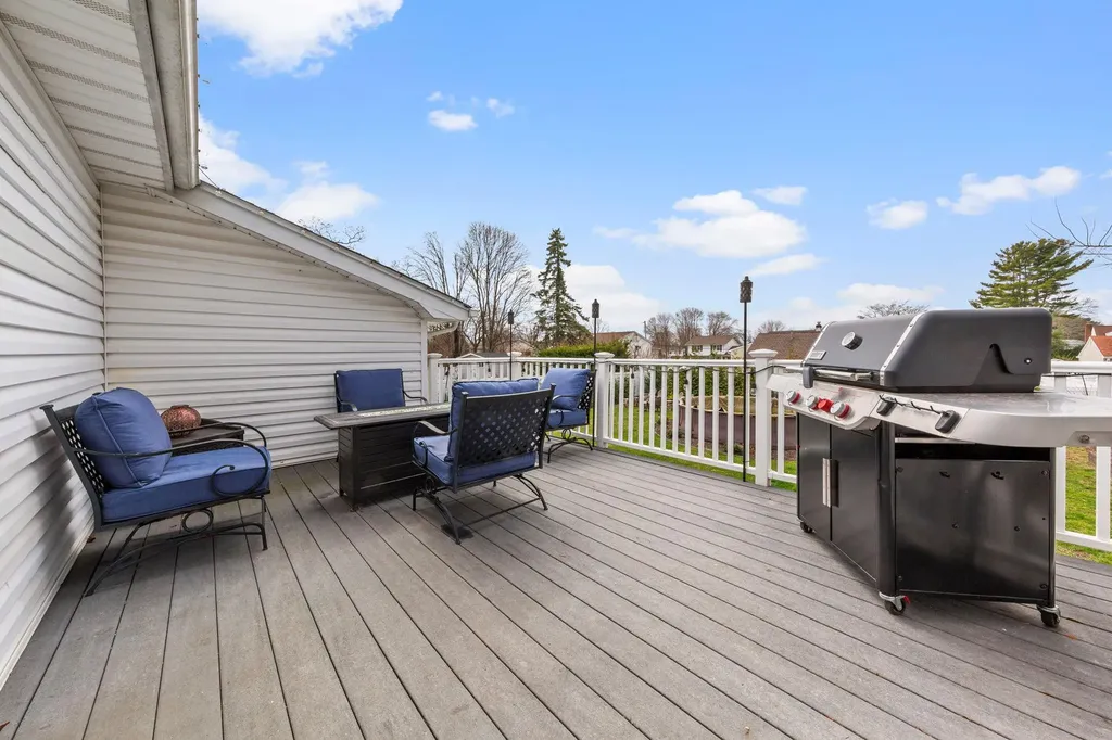 682 Carlls Path Deer Park NY 11729