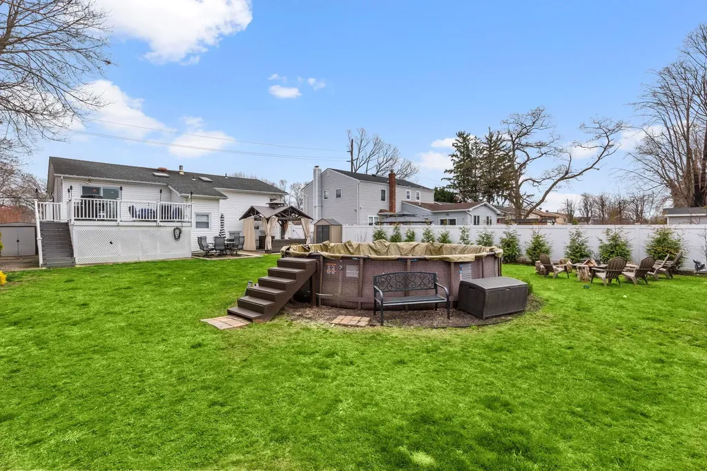 682 Carlls Path Deer Park NY 11729