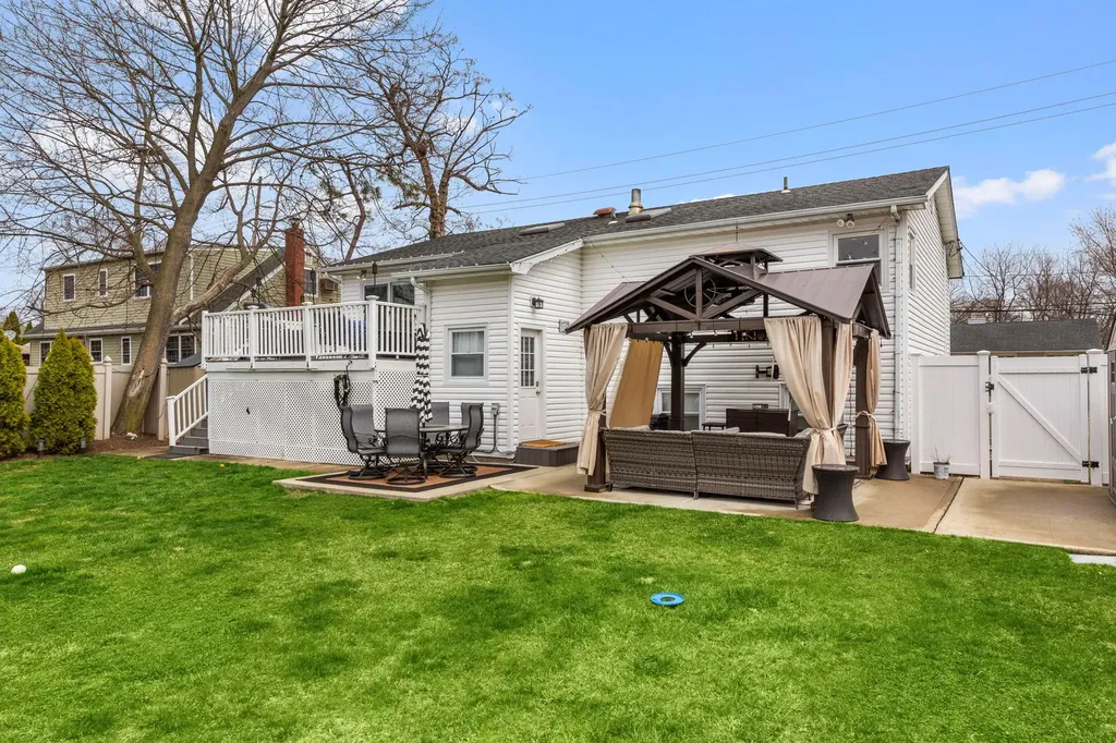 682 Carlls Path Deer Park NY 11729