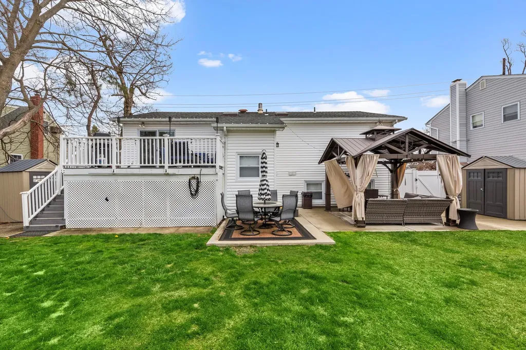 682 Carlls Path Deer Park NY 11729