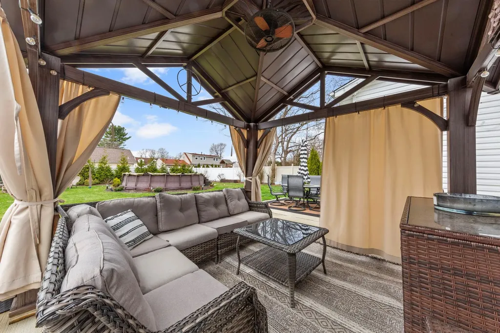682 Carlls Path Deer Park NY 11729