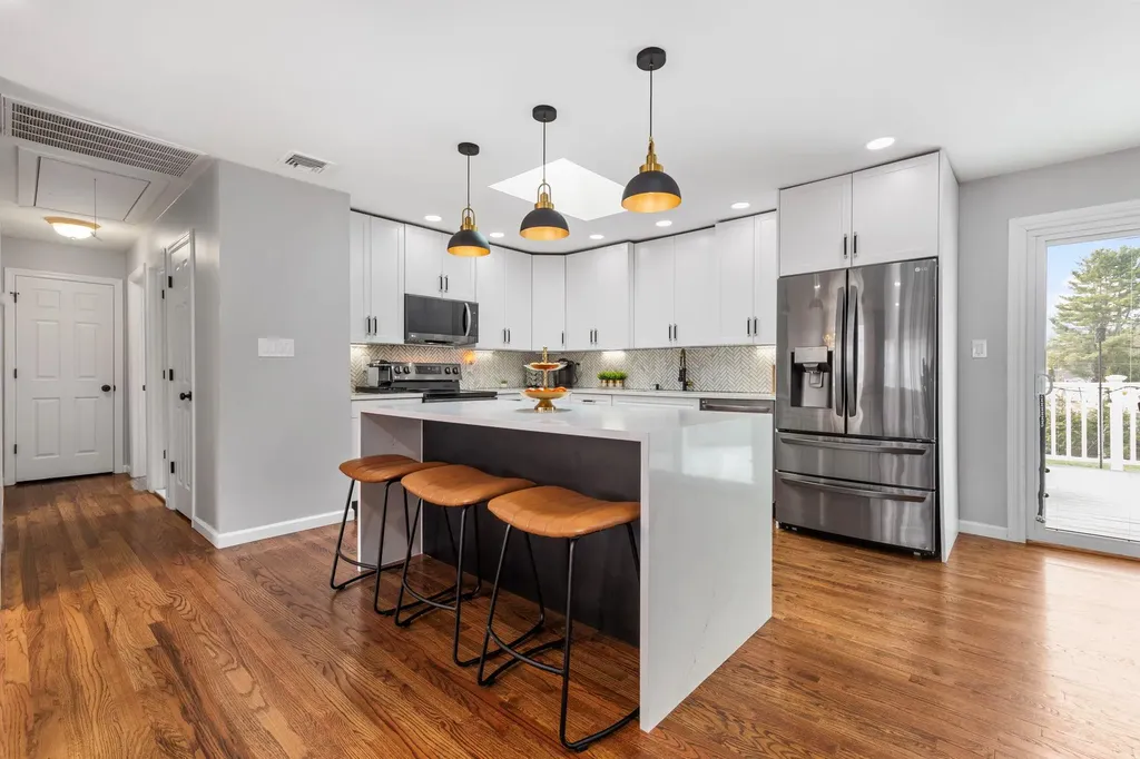 682 Carlls Path Deer Park NY 11729