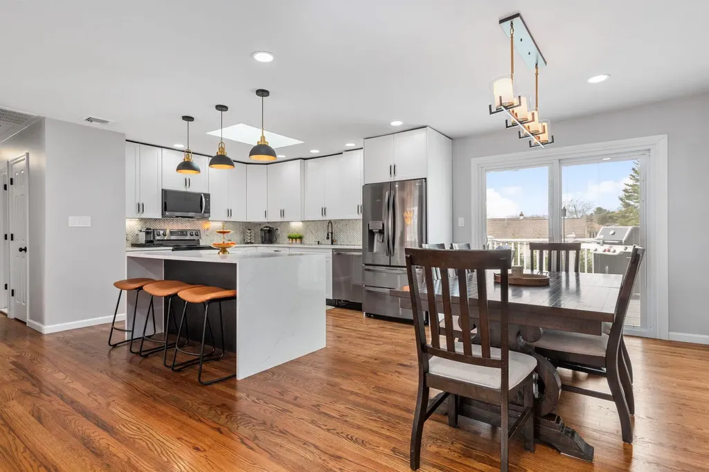 682 Carlls Path Deer Park NY 11729