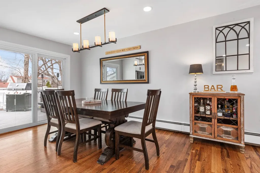 682 Carlls Path Deer Park NY 11729