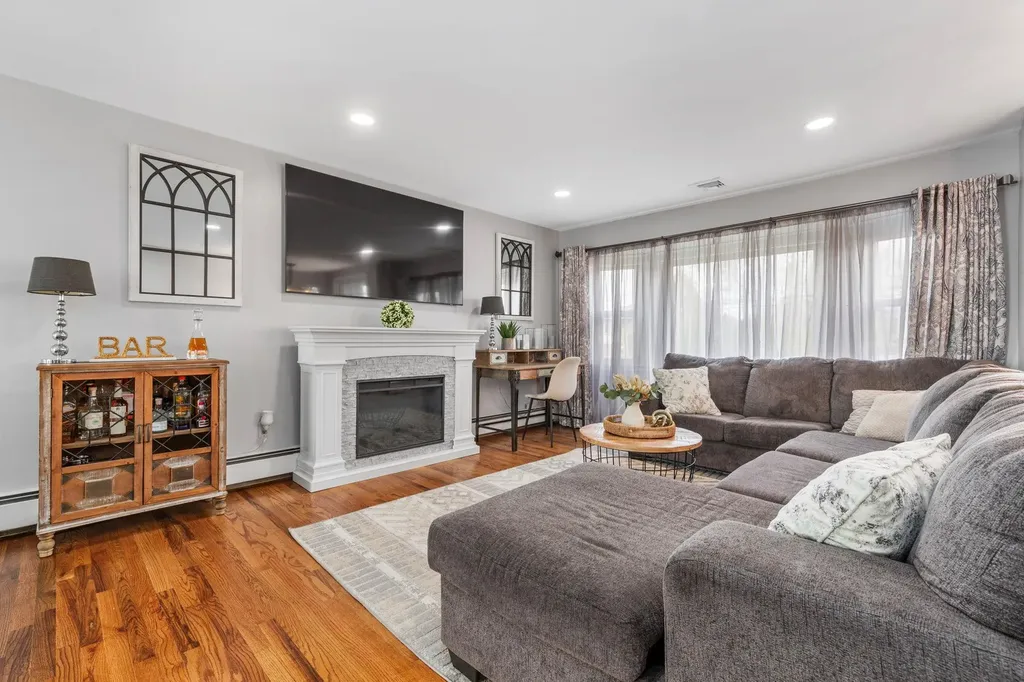 682 Carlls Path Deer Park NY 11729