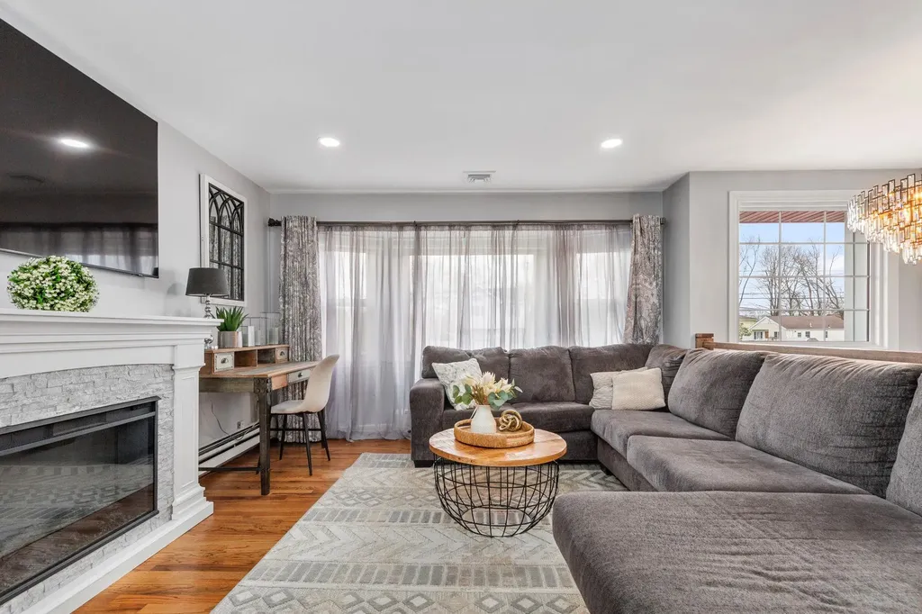 682 Carlls Path Deer Park NY 11729