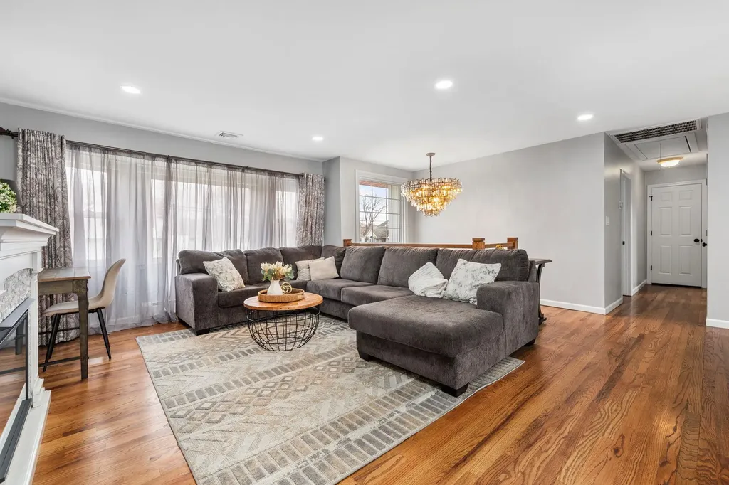 682 Carlls Path Deer Park NY 11729