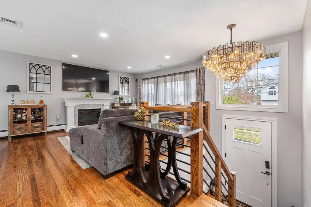 682 Carlls Path Deer Park NY 11729