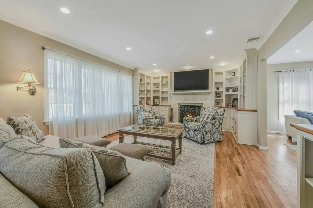 47 Quaker Path Stony Brook NY 11790