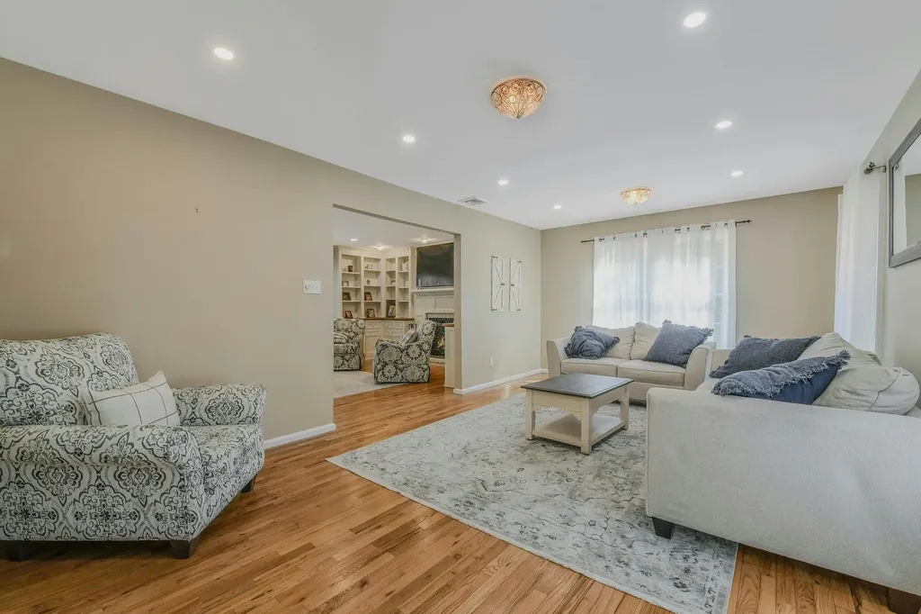 47 Quaker Path Stony Brook NY 11790