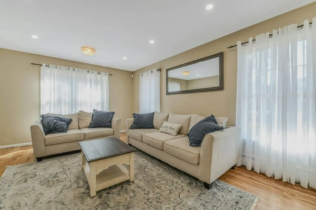 47 Quaker Path Stony Brook NY 11790