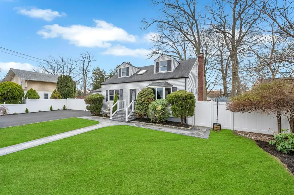 732 Glendale Road West Babylon NY 11704