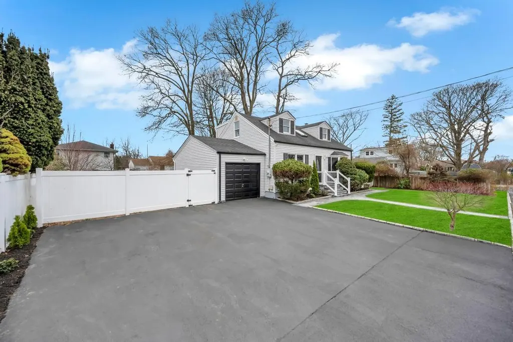 732 Glendale Road West Babylon NY 11704