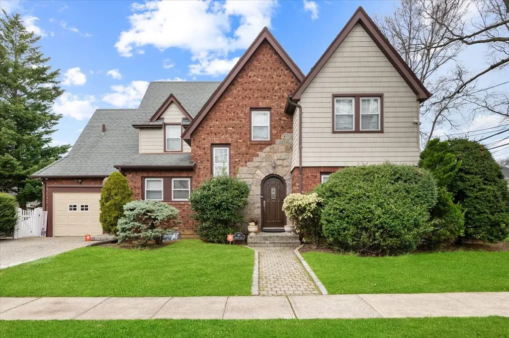135 Mayfair Avenue Floral Park NY 11001