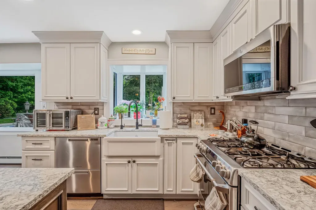 3 Samuels Path Miller Place NY 11764