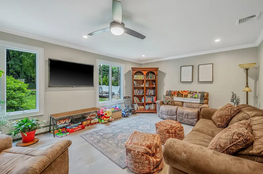 3 Samuels Path Miller Place NY 11764
