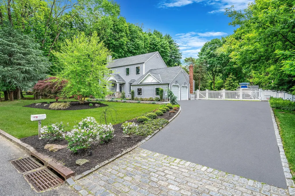 3 Samuels Path Miller Place NY 11764