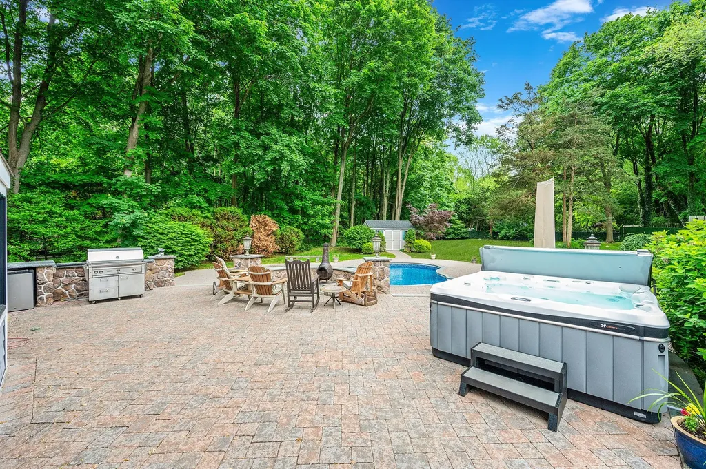 3 Samuels Path Miller Place NY 11764