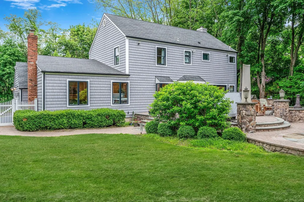 3 Samuels Path Miller Place NY 11764
