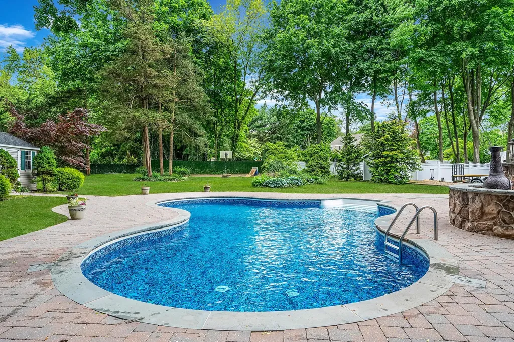 3 Samuels Path Miller Place NY 11764