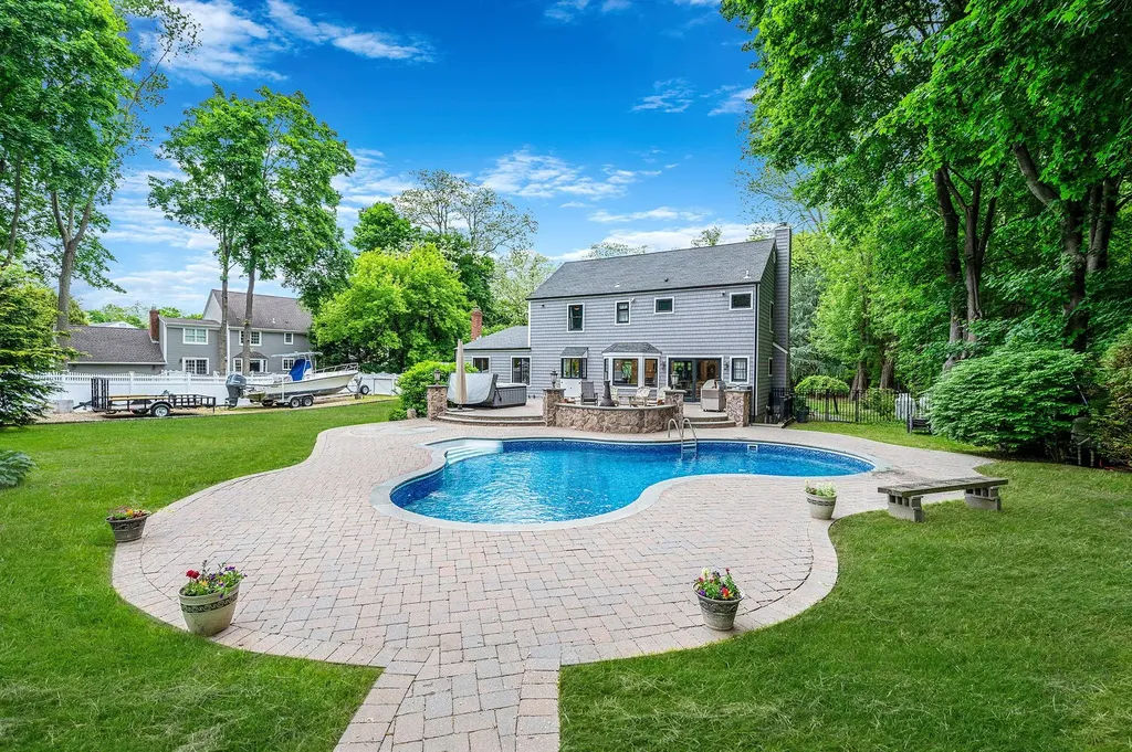 3 Samuels Path Miller Place NY 11764
