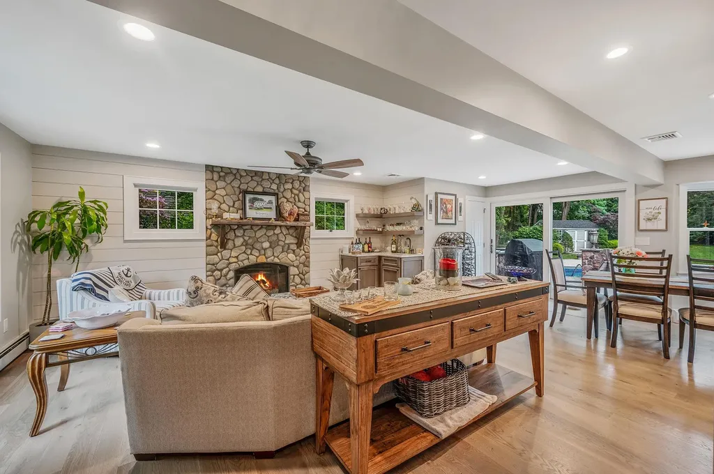 3 Samuels Path Miller Place NY 11764