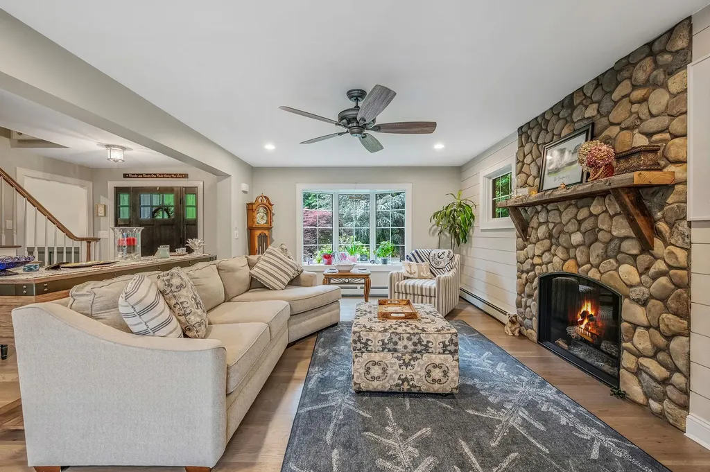 3 Samuels Path Miller Place NY 11764