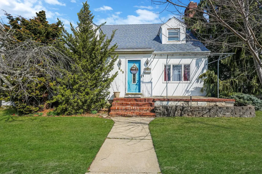 695 Koelbel Court Baldwin NY 11510