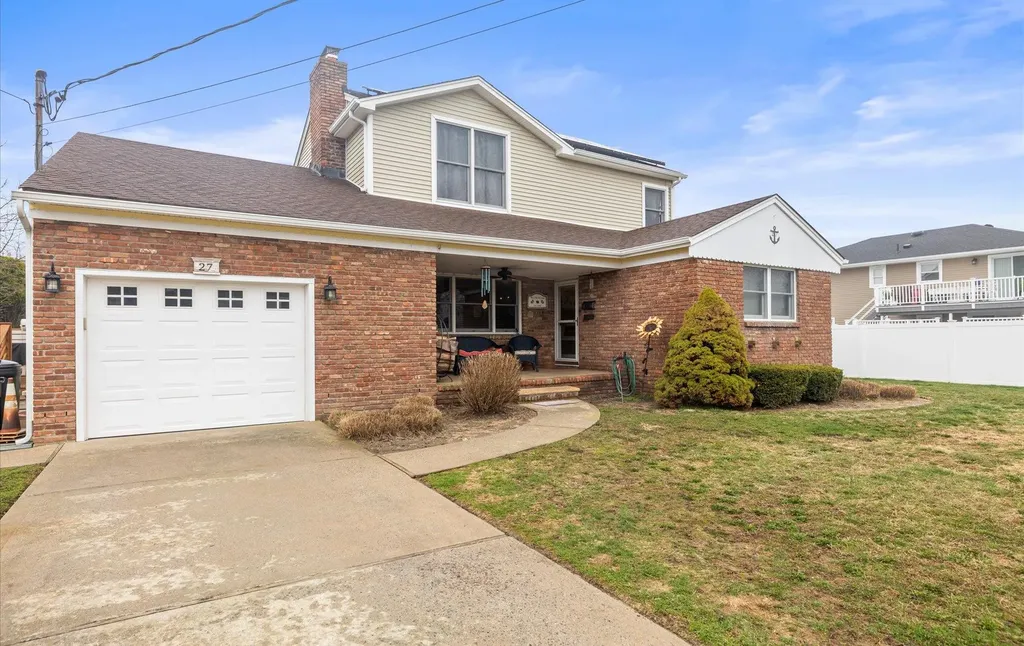 27 Coolidge Avenue Amity Harbor NY 11701