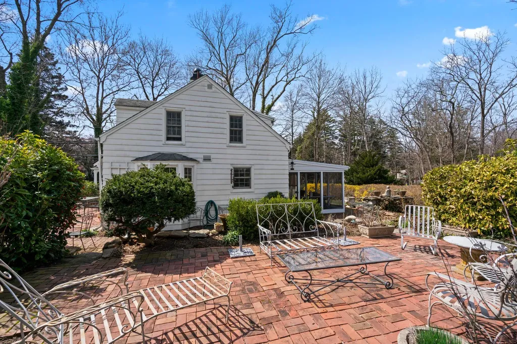 302 W Neck Road Huntington NY 11743