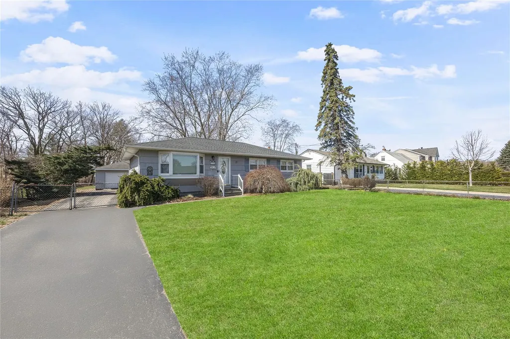 77 Fairway Avenue Riverhead NY 11901