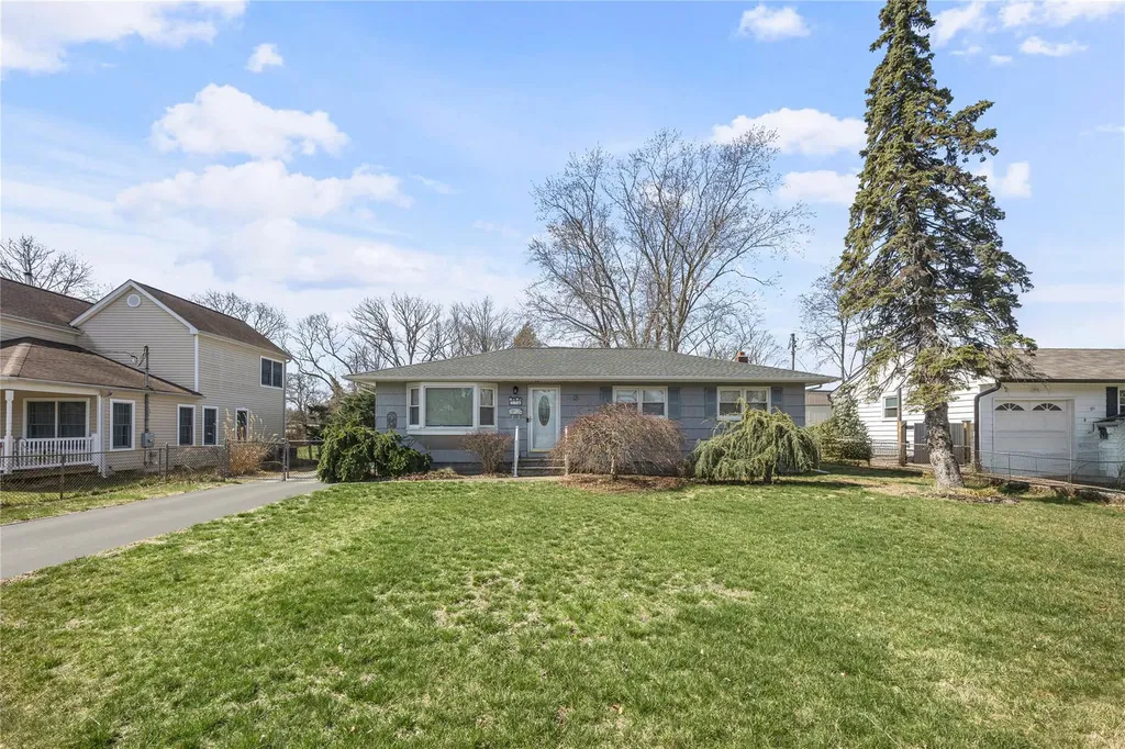 77 Fairway Avenue Riverhead NY 11901