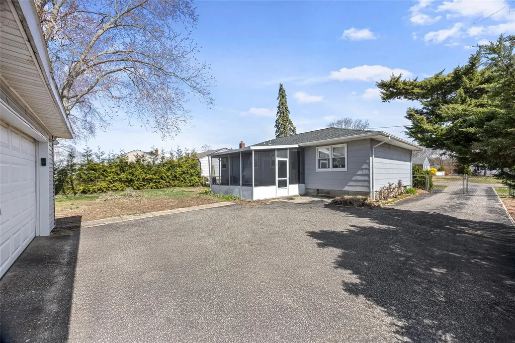 77 Fairway Avenue Riverhead NY 11901