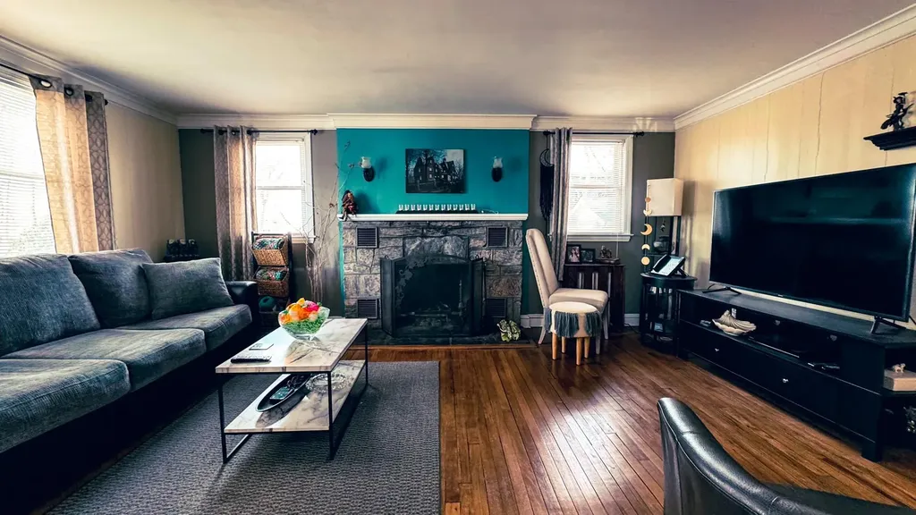 7 W Oak Street Islip NY 11751