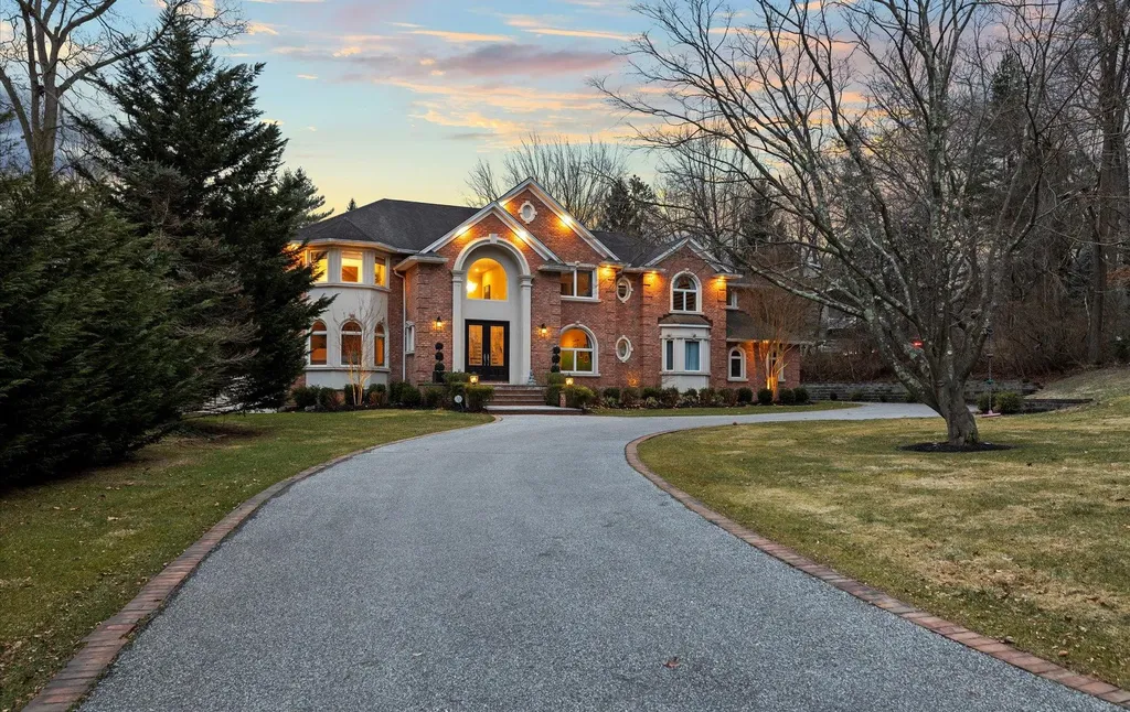 10 Red Maple Lane Dix Hills NY 11746