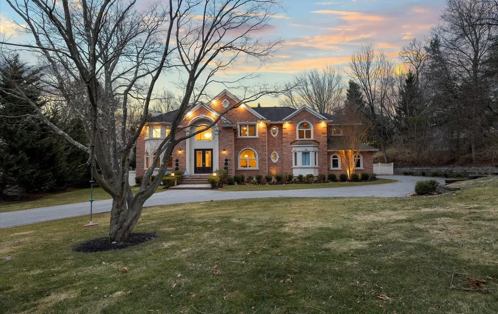 10 Red Maple Lane Dix Hills NY 11746