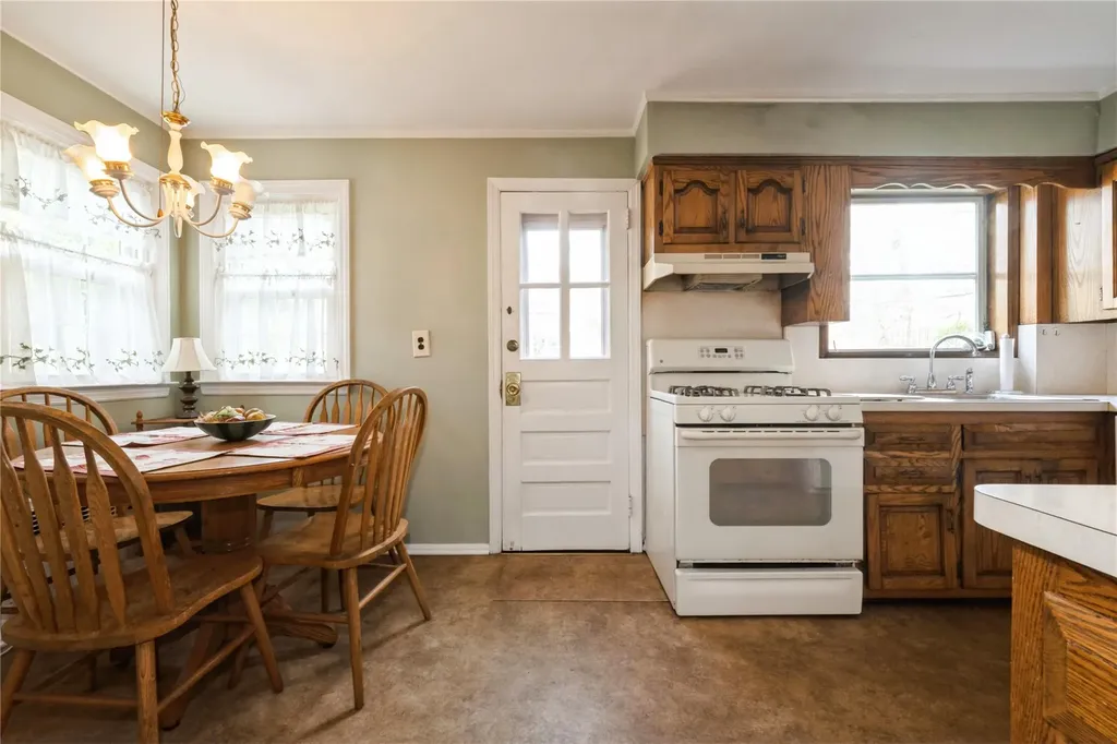12 Orchard Meadow Road East Williston NY 11596