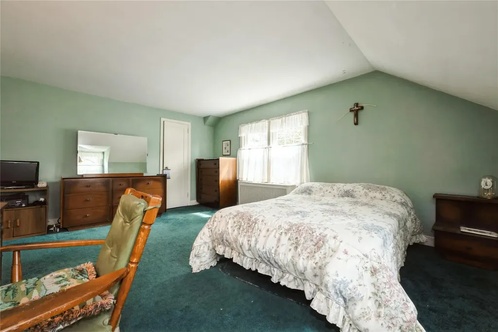 12 Orchard Meadow Road East Williston NY 11596