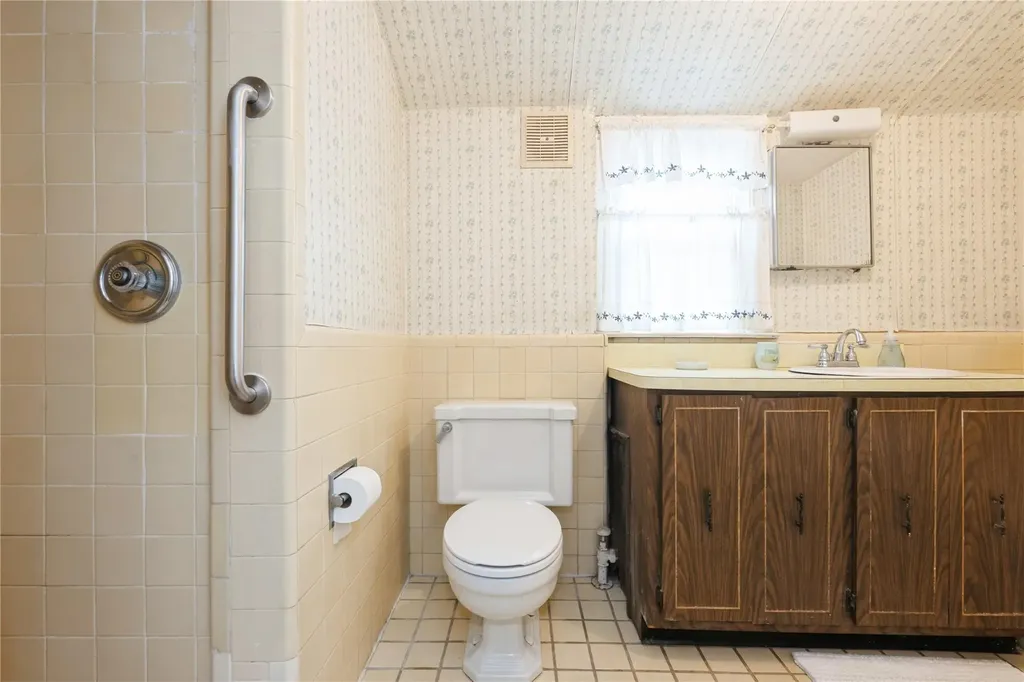 12 Orchard Meadow Road East Williston NY 11596