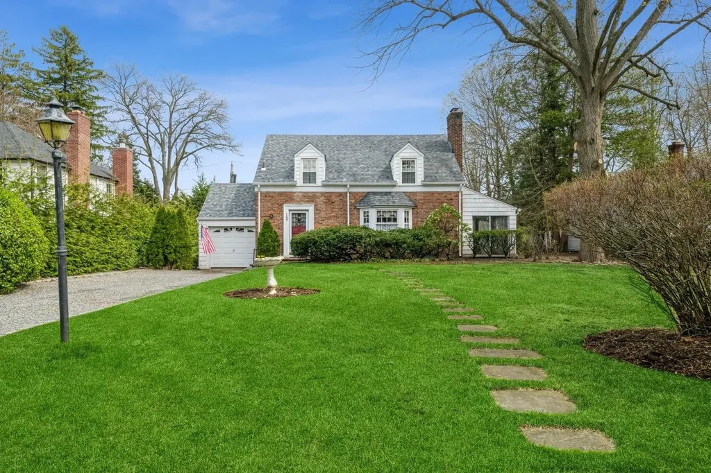 12 Orchard Meadow Road East Williston NY 11596